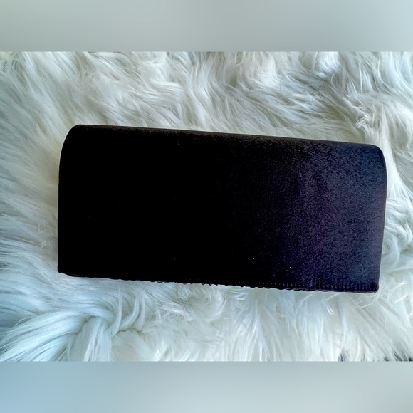 Clutch! - Picture 2 of 6